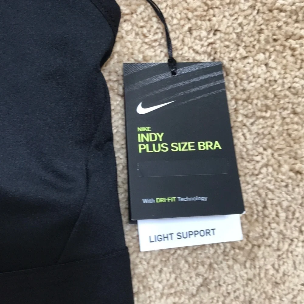 NWT! NIKE Size 2X black padded sports bra